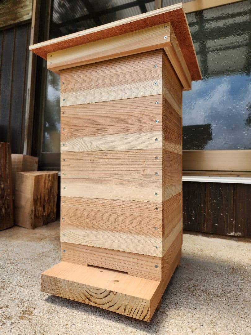 熟練大工作製、柾目板使用で重箱の節抜けの心配なし、日本蜜蜂4段重箱