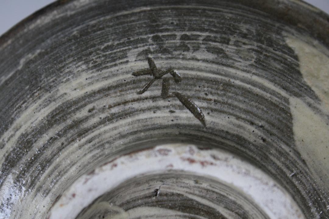 壺屋焼 人間国宝 金城次郎 作　釘彫り魚文五寸皿（重ね焼）