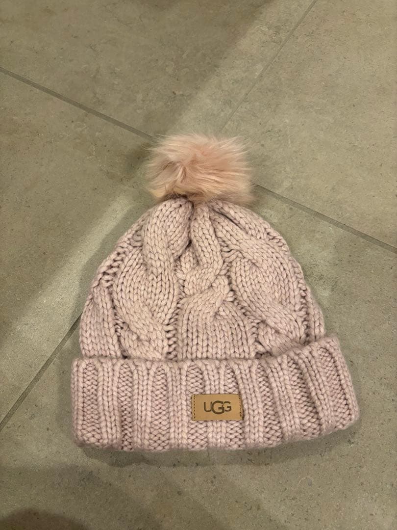 UGG ピンク ケーブル編みニット帽 - メルカリ