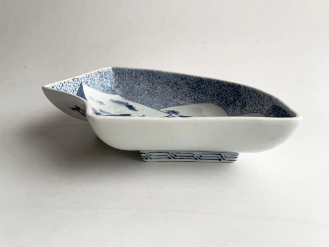 骨董　アンティーク　古伊万里　染付　窓絵　牛　山水　氷割　扇形　向付　変形皿　皿