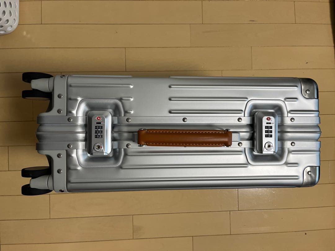 INV8111 シルバー キャリーケース 36L