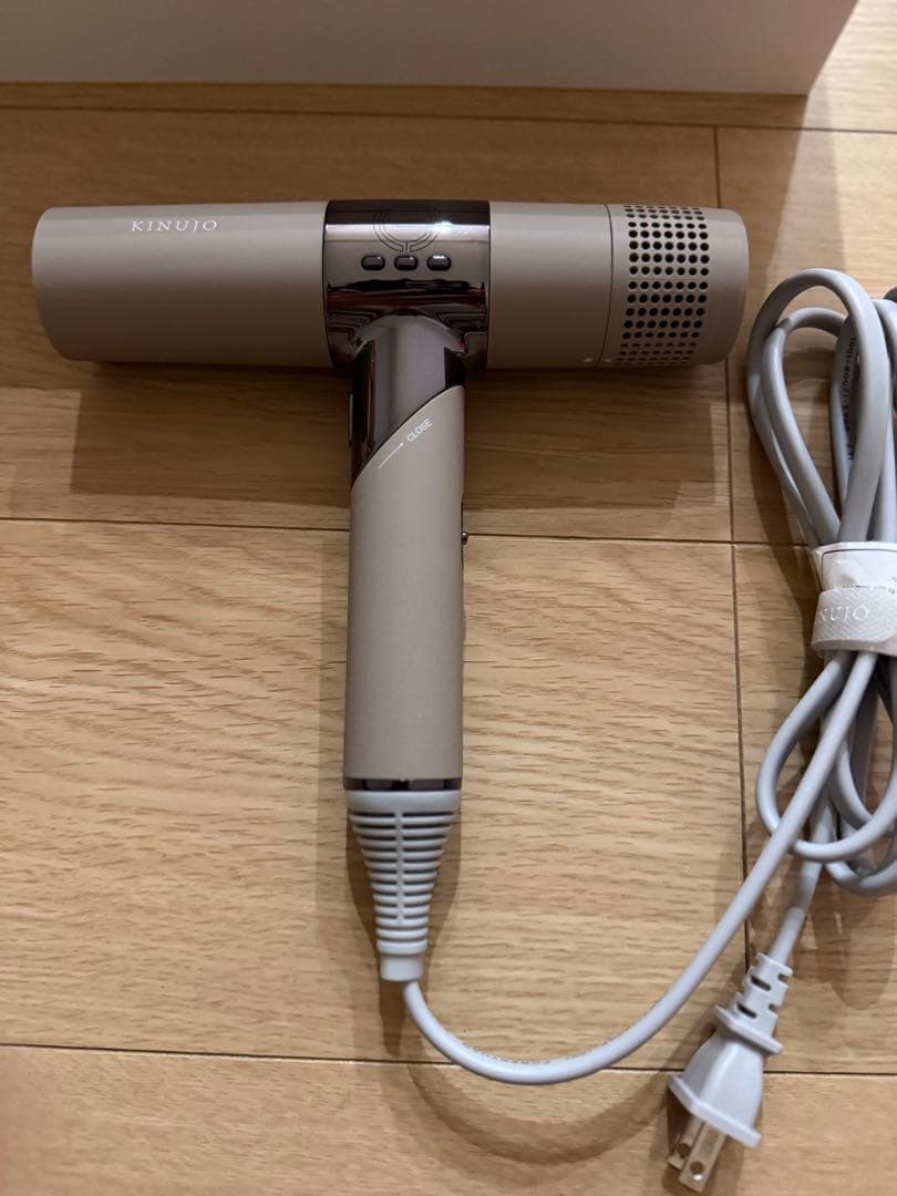 新品同様　KINUJO 絹女 ドライヤー キヌジョ