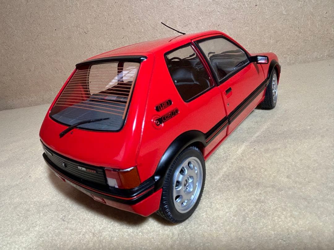 【希少】1/18 プジョー 205（小さな訳あり）