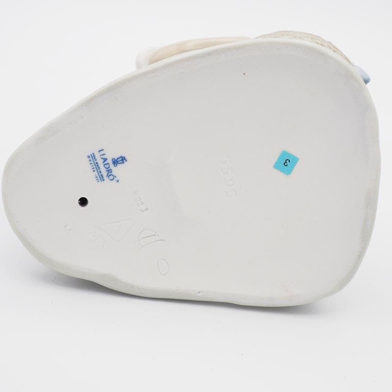 リヤドロ 5595 こっそりお外へ 仔犬 スペイン 少女 フィギュリン