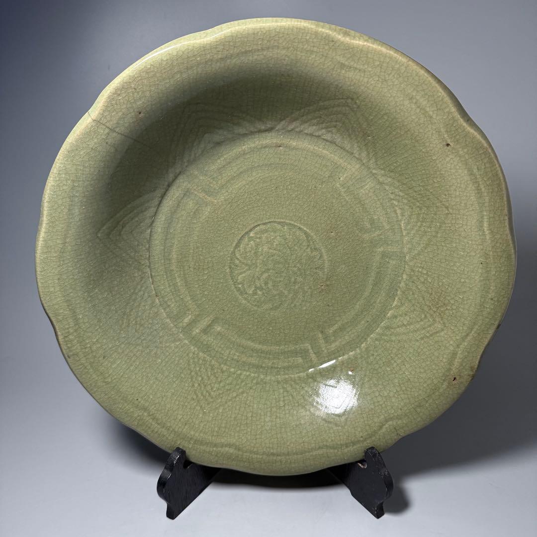 青磁陽刻大皿　盛期鍋島　共箱　1700年前後　美しい貫入　35.9cm　古波佐見