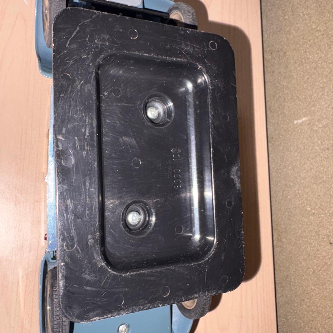 フランス製シトロエン自動車だと思います。