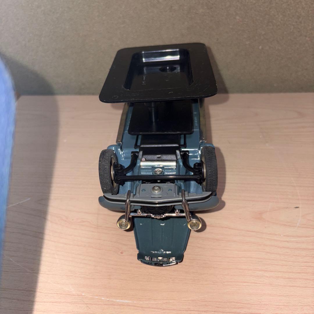 フランス製シトロエン自動車だと思います。