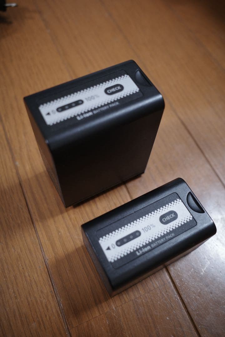 Panasonic AG-CX350 業務用ビデオカメラ バッテリー、充電器付