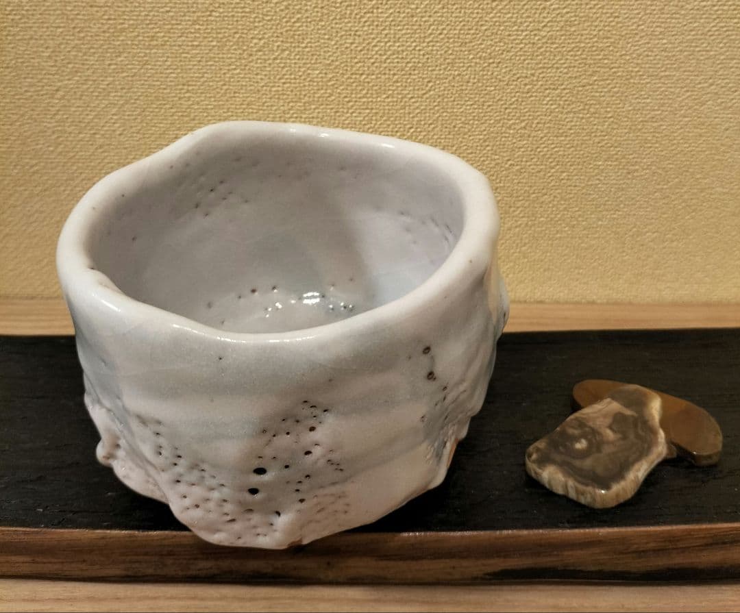 老梅 古木 紅梅 笹 ￼抹茶碗 こげ茶 白 吉祥柄 九谷焼 新田邦彦 九谷彦