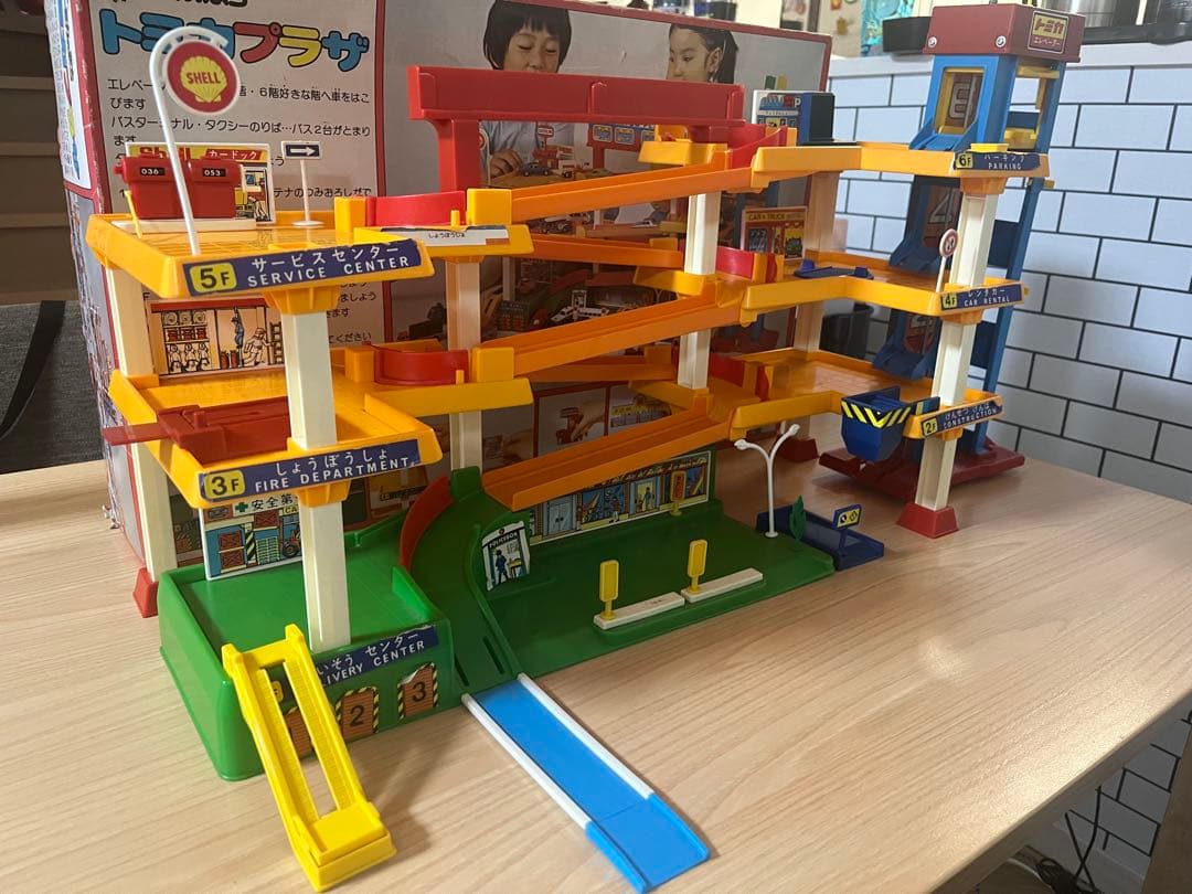 トミカプラザ 多層駐車場