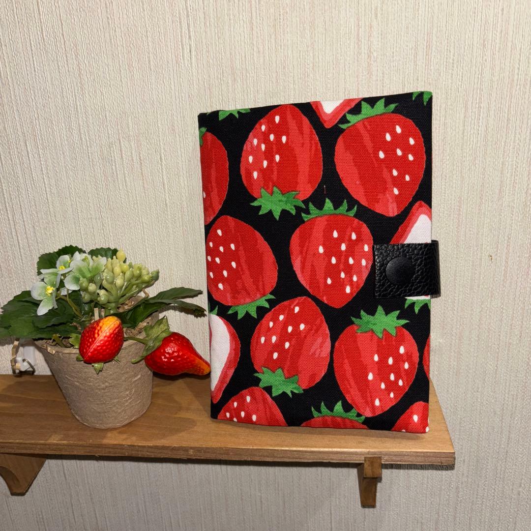͜· ❤︎いちごシリーズ ‪大きめいちごがいっぱいBLACK お薬手帳ケース‬