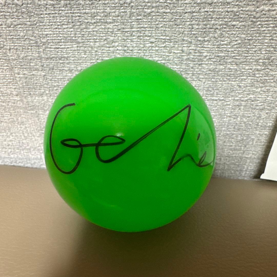 IVE ガウル サインボール - メルカリ