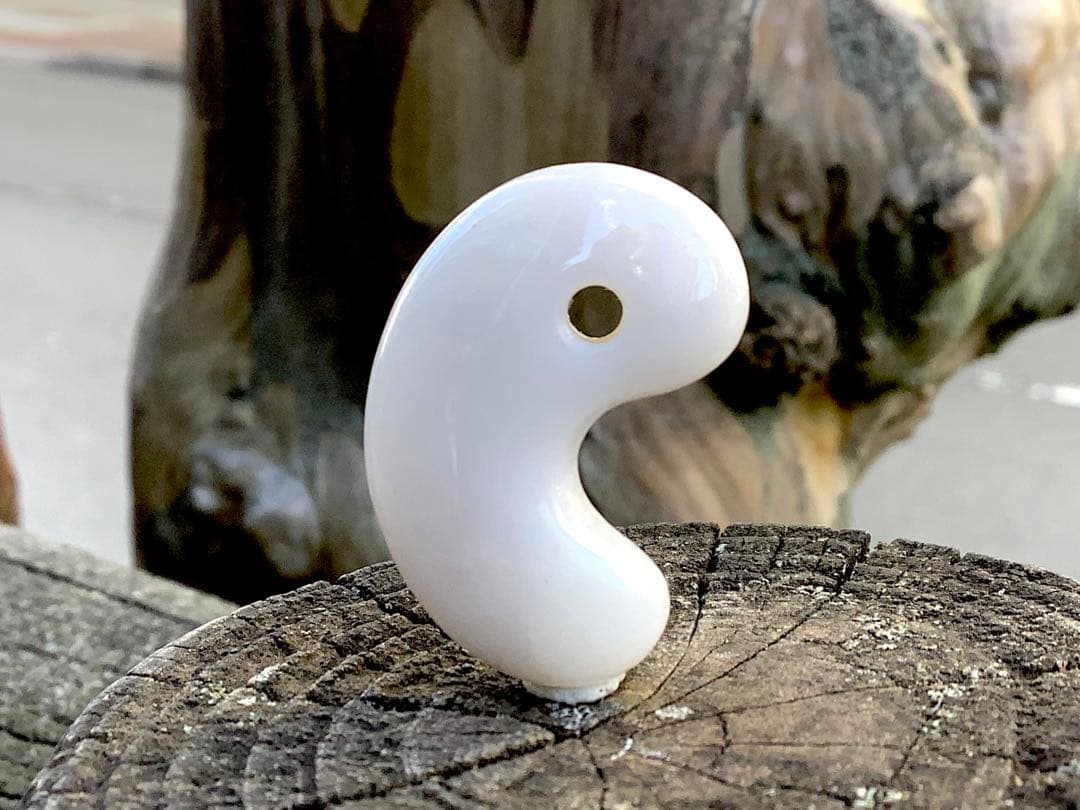 ✳極上物を守護石に糸魚川翡翠ジェダイト勾玉 白*無垢アイスジェイド