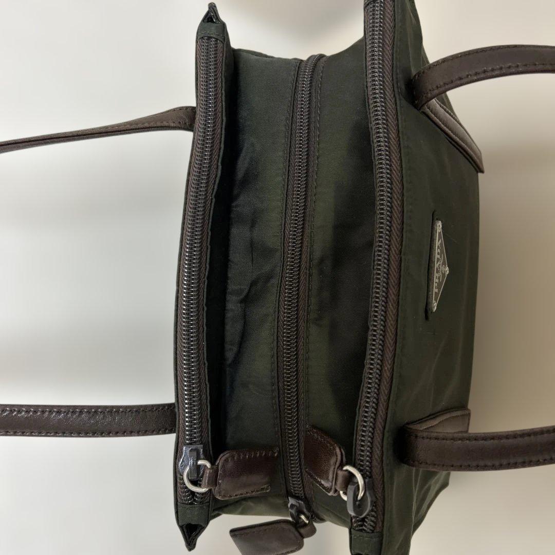 プラダ　ブラック ナイロン ショルダーバッグ　三角プレート　レザー紐