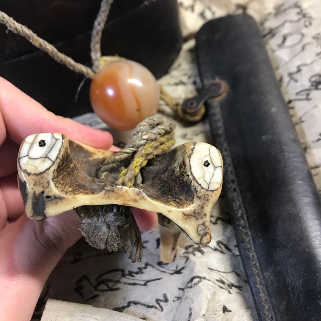 獣牙　根付　呪物　ニホンオオカミ　熊　煙草入れ　キセル　漆　緒締め　玉　メノウ