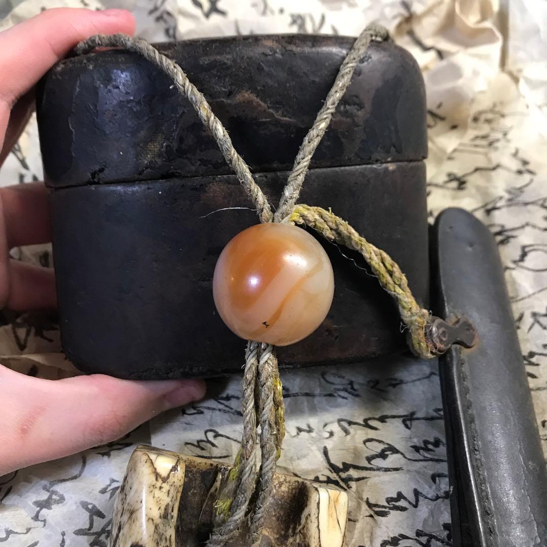 獣牙 根付 呪物 ニホンオオカミ 熊 煙草入れ キセル 漆 緒締め 玉 メノウ