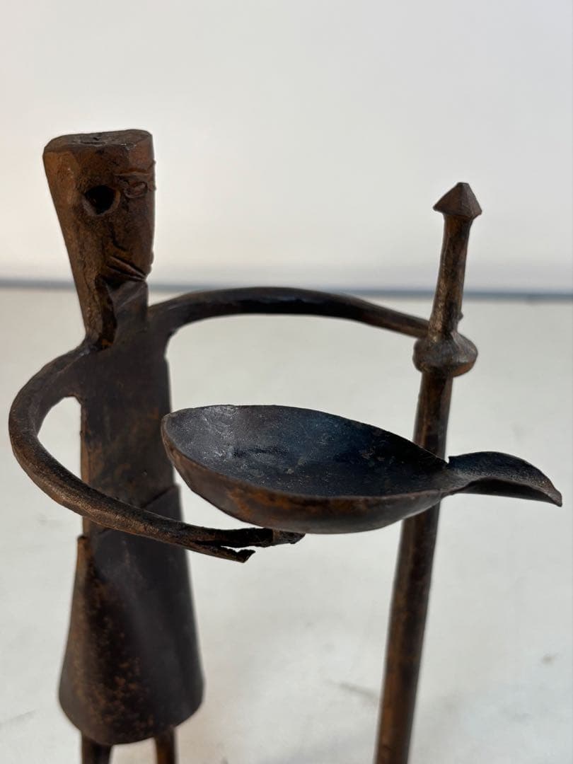 アンティーク 金属製人型キャンドルホルダー　盾と槍付き