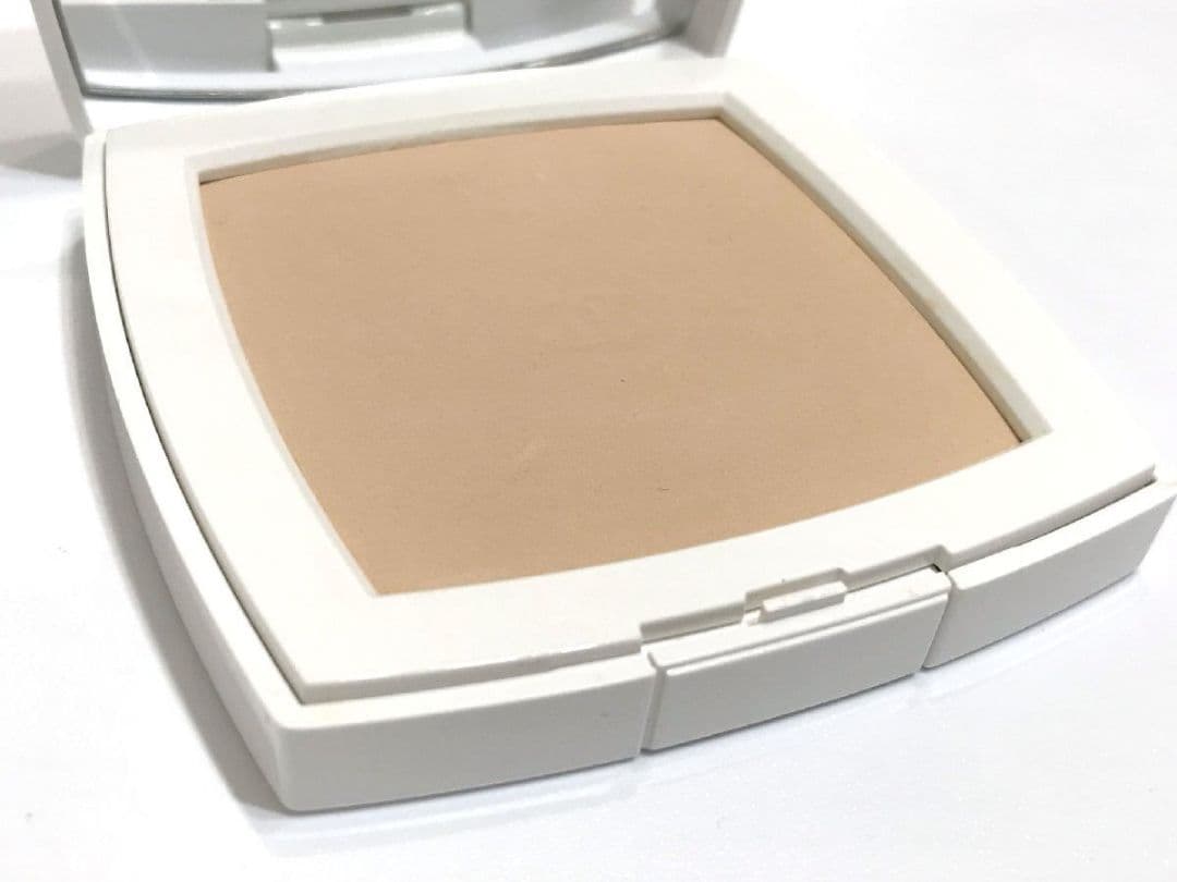 シャネル ファンデーション ベース ル ブラン コンパクト ラディアンス 20