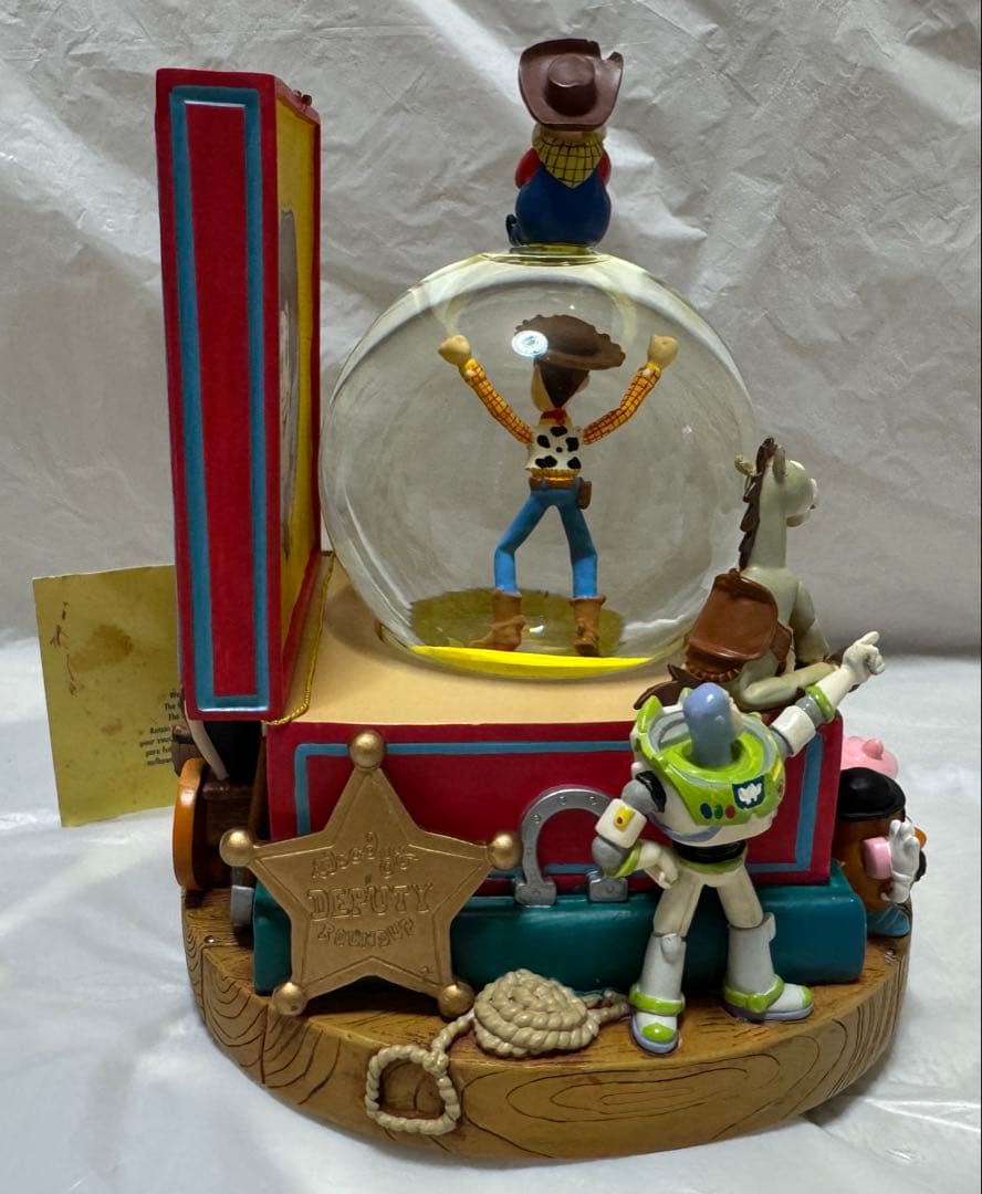 ディズニーストア トイストーリー2 オルゴール付きスノーグローブ