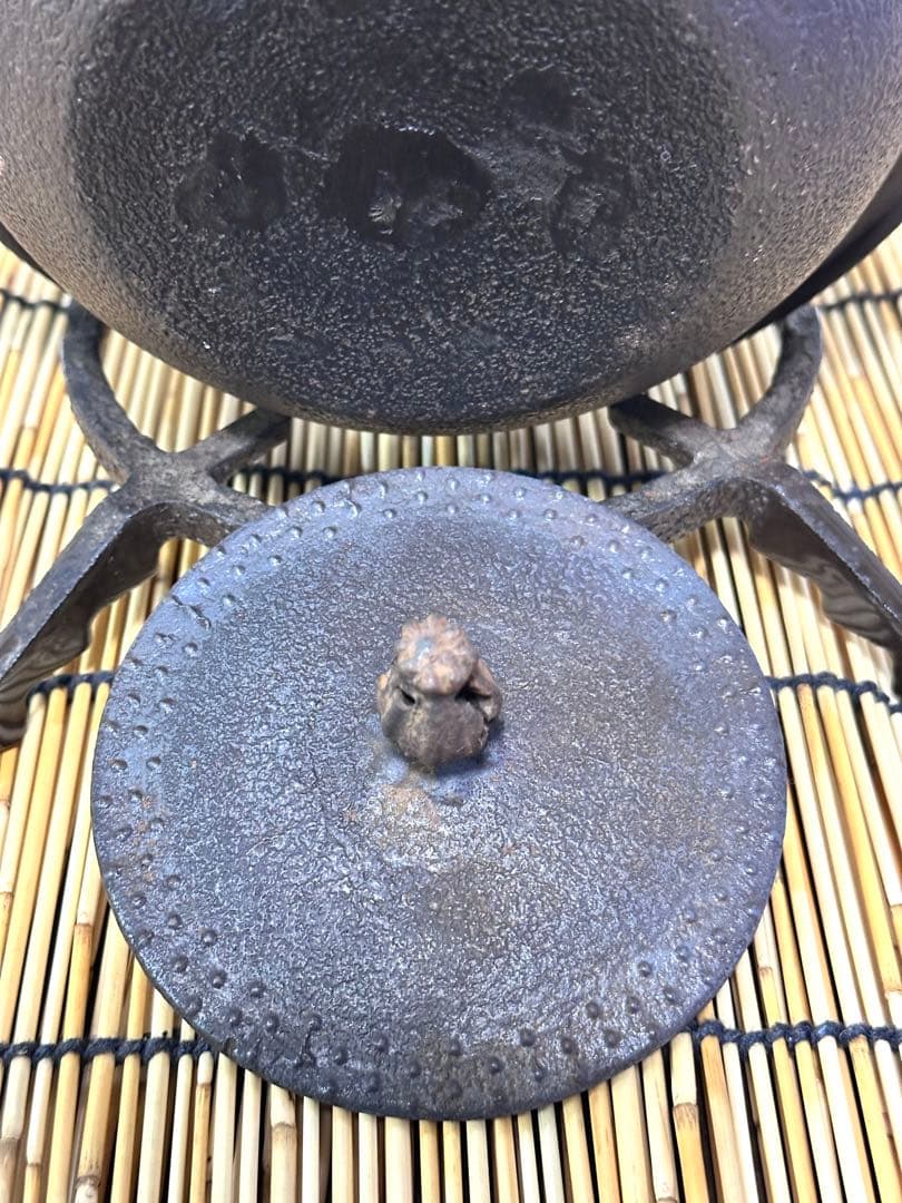 ＵＳＥＤ、美品　南部薫山工房１５型九重アラレ　南部鉄瓶　南部鉄器　鉄瓶