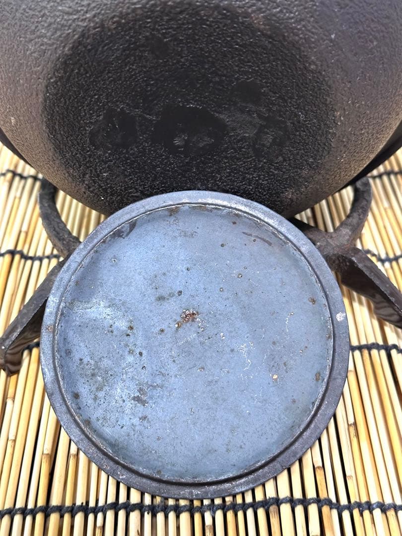 ＵＳＥＤ、美品　南部薫山工房１５型九重アラレ　南部鉄瓶　南部鉄器　鉄瓶