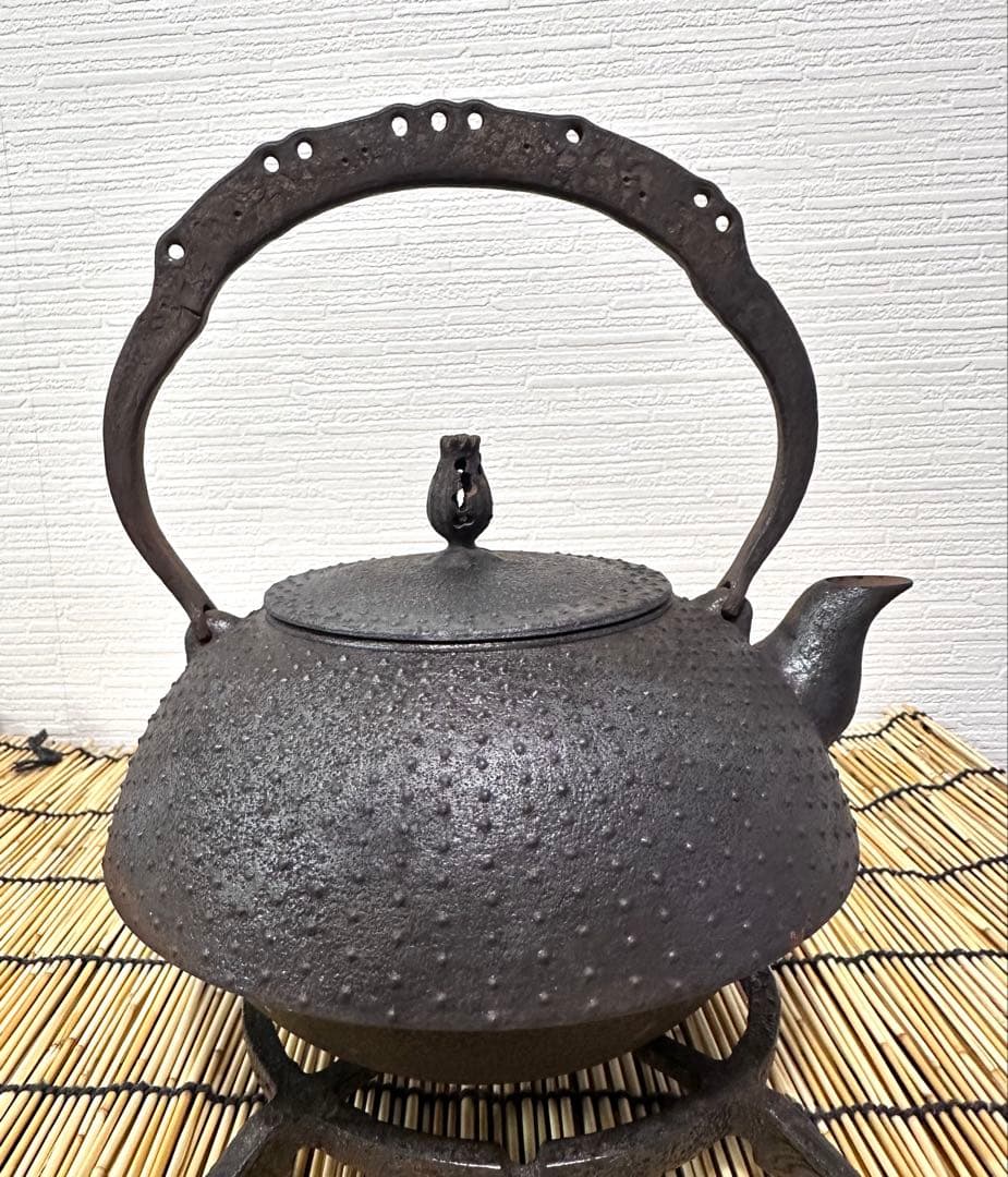 ＵＳＥＤ、美品　南部薫山工房１５型九重アラレ　南部鉄瓶　南部鉄器　鉄瓶