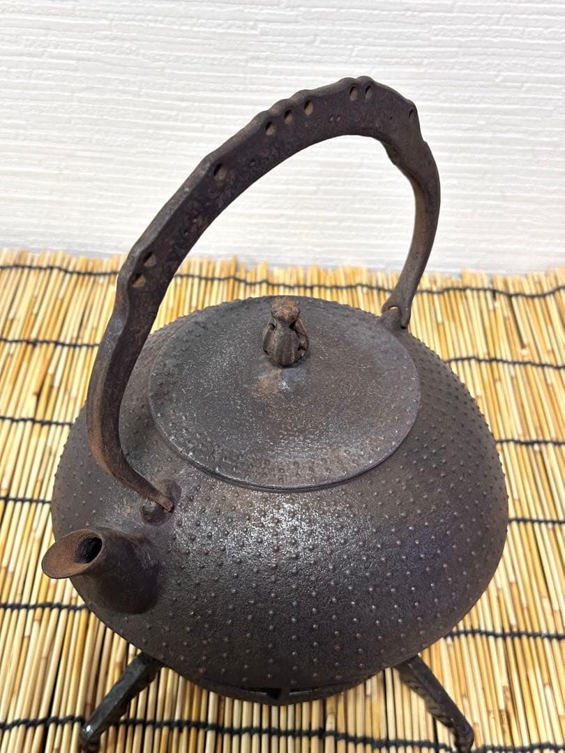 ＵＳＥＤ、美品　南部薫山工房１５型九重アラレ　南部鉄瓶　南部鉄器　鉄瓶