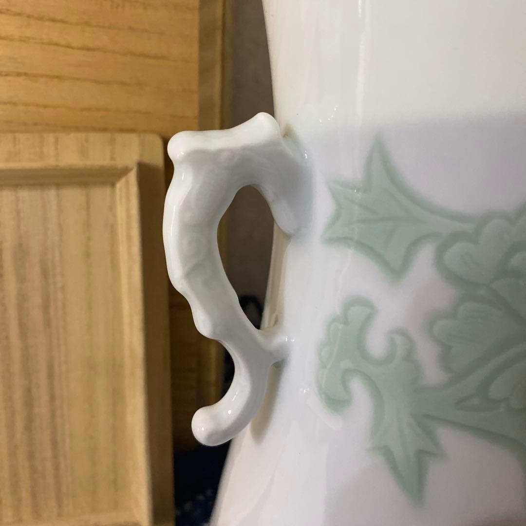 人間国宝 井上萬二 白磁緑釉牡丹文耳付花瓶