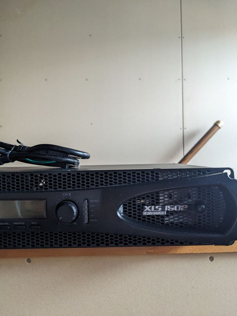 XLS 1502 パワーアンプ Crown XLS 1502 DriveCore™ 2 Series power amplifier — 300W x 2 at 8