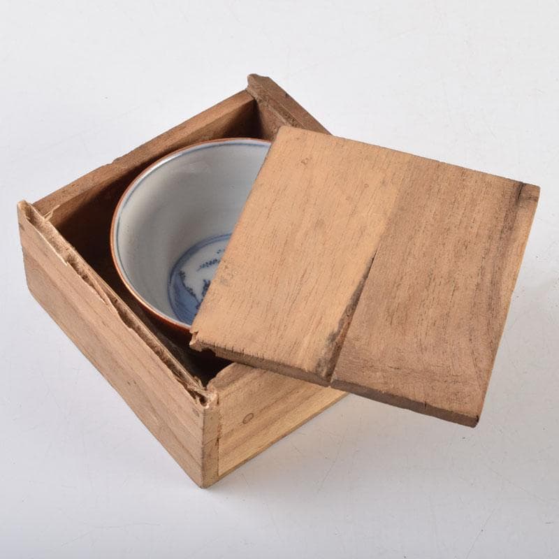 伊万里焼　赤絵金彩　花草人物文　盃　ぐい呑　時代箱付　C　9182