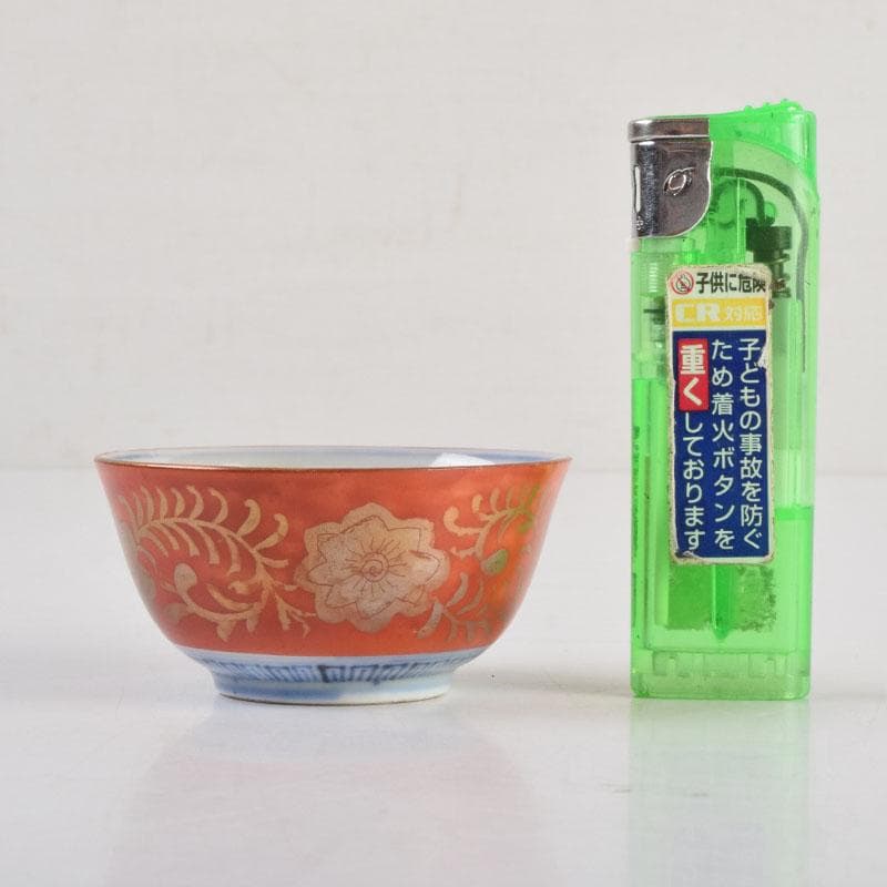 伊万里焼　赤絵金彩　花草人物文　盃　ぐい呑　時代箱付　C　9182