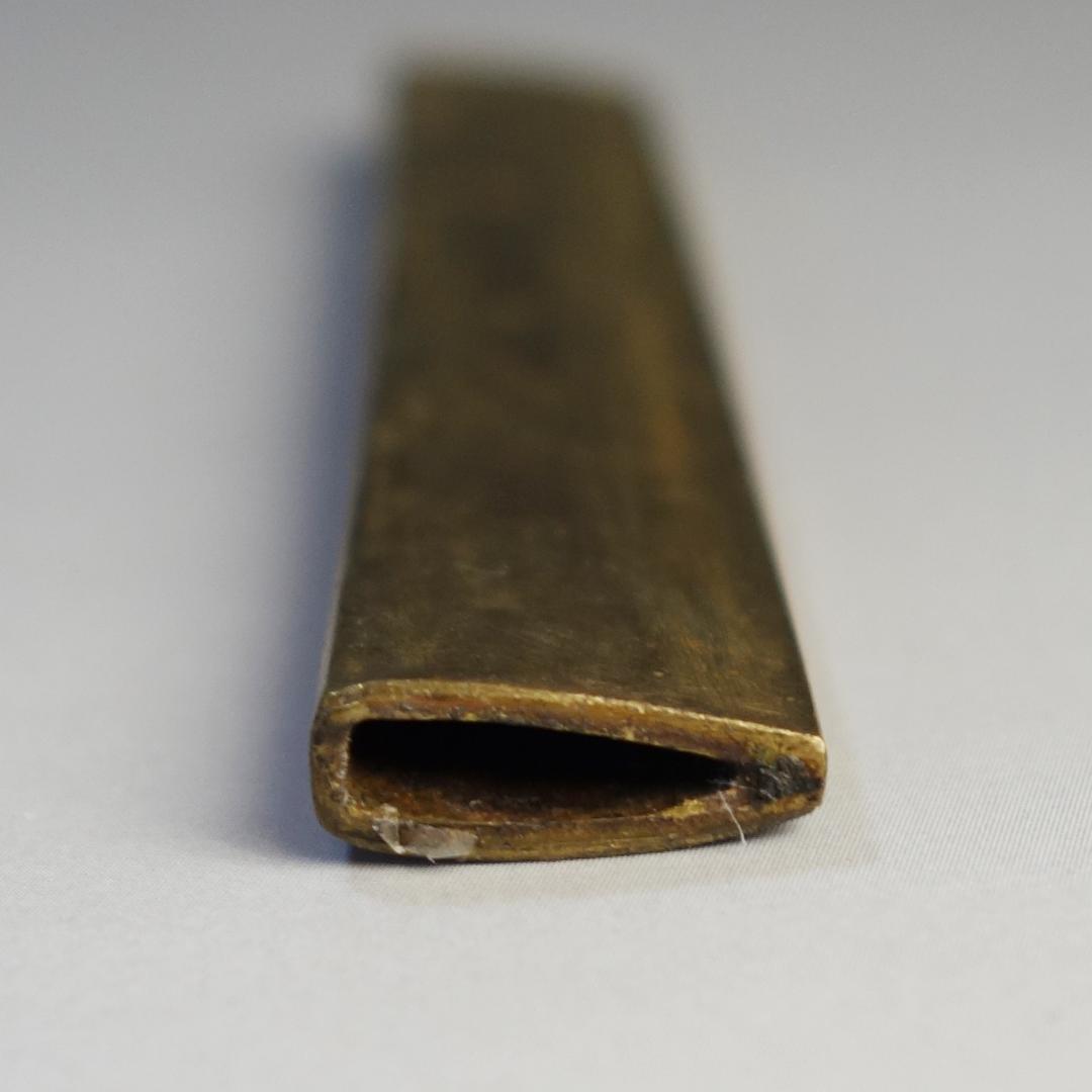 【 在銘 政利 真鍮地 象嵌 片切彫 水草に双鮎図小柄 】 鍔 鐔 小柄 刀装具