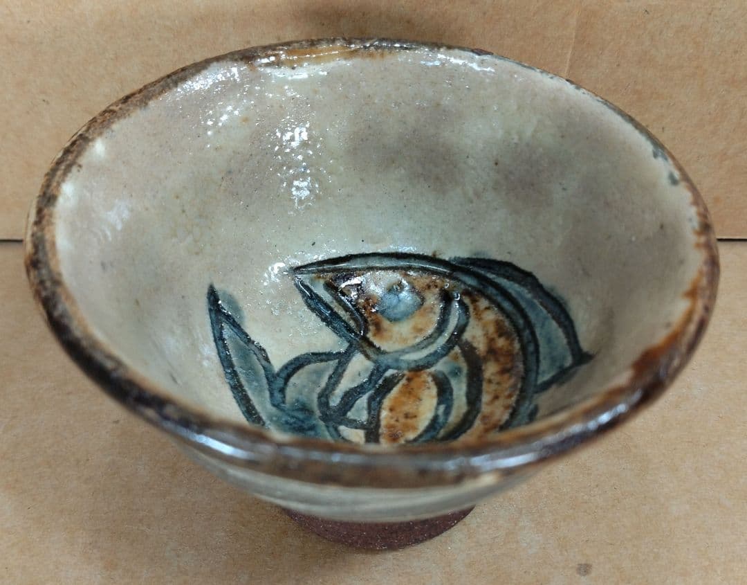 【本物保証】金城次郎 壷屋焼ぐい呑 共箱 栞 人間国宝 壺屋焼 刷毛目魚文ぐい呑