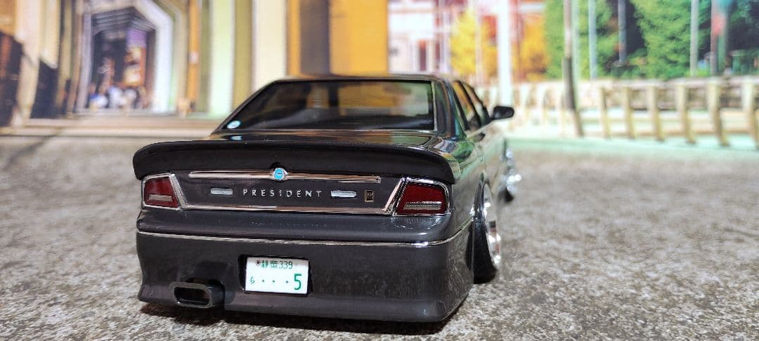 ローダウンセダンモデル グレー 1/18