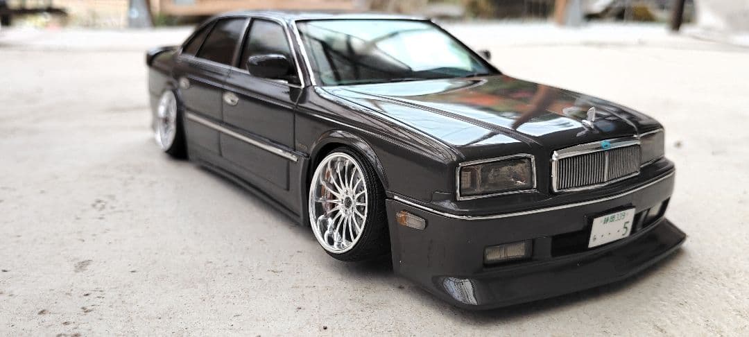 ローダウンセダンモデル グレー 1/18