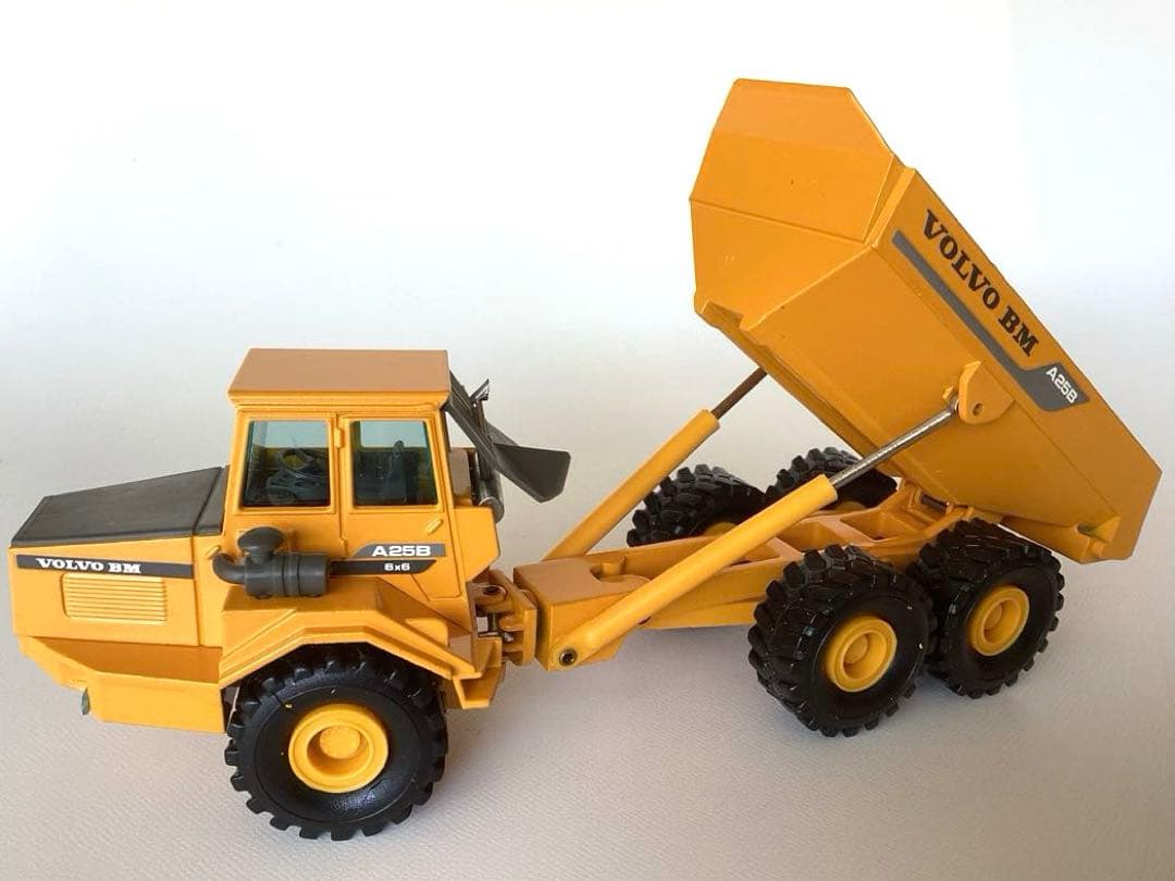 Volvoミニカー　ボルボアーティキュレートダンプ1991年　NZG1:50絶版