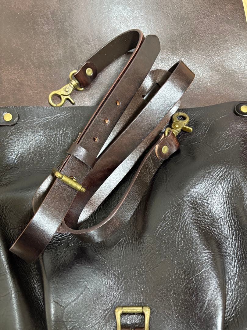 手作りのレザーメッセンジャーバッグ