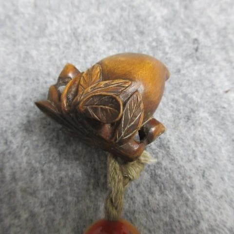 黒塗蒔絵荒波に岩鷹図印籠桃の根付 [B28159]