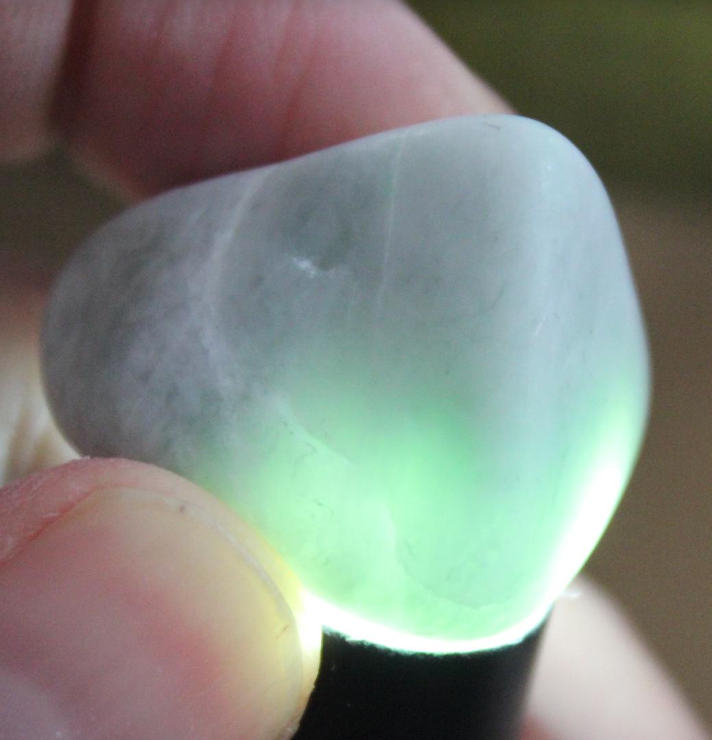 散らばる明緑］糸魚川翡翠 原石 18.7g - メルカリ