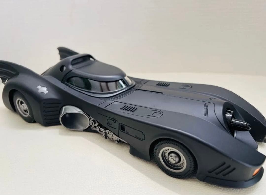 1:18 1989年映画版合金製バットモービル（新品.組立不要）