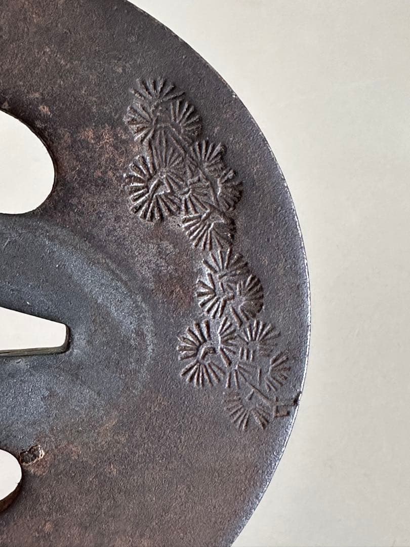 鉄地　丸形　松文彫り鍔　直径約7.8cm 厚4mm 重さ135g 木箱付2572