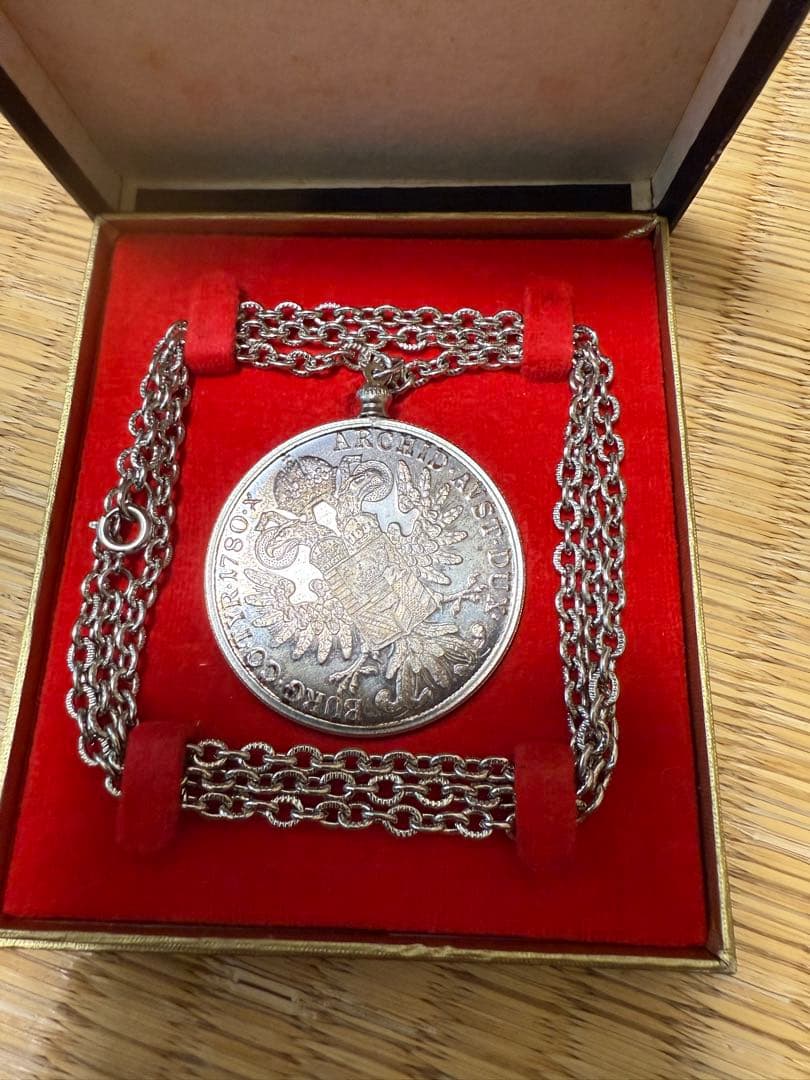 銀貨とチェーンのセット