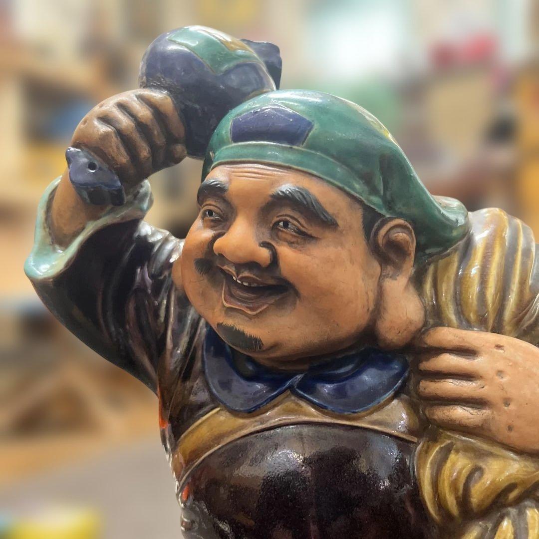 アンティーク 瞳やまつ毛、ヒゲ、体の唐草模様が美しい陶磁器の招き猫