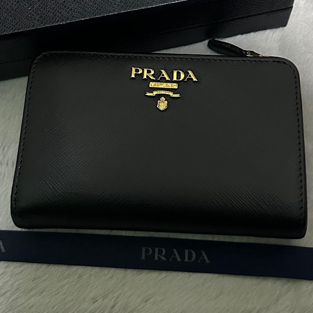 PRADA プラダ　折り財布　ラウンドファスナー　ゴールドロゴ　ブラック PRADA プラダ 折り財布 ゴールドロゴ ブルー ラウンドファスナー
