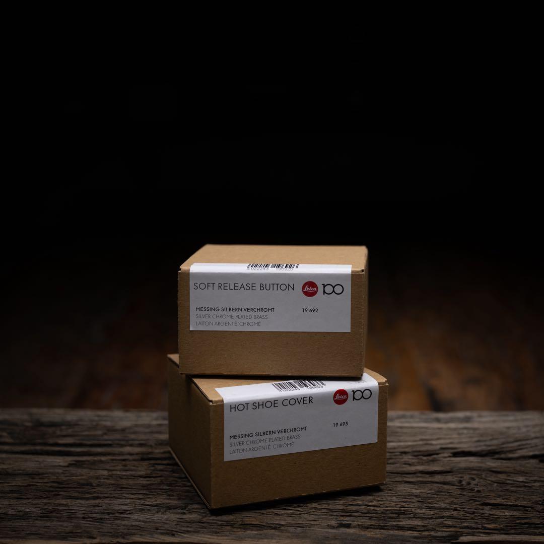 新品 Leica ライカ100周年限定 ホットシューカバー＆リレーズボタンセッ 100周年記念限定】LEICA ホットシューカバー+レリーズボタンのセット 走*彦