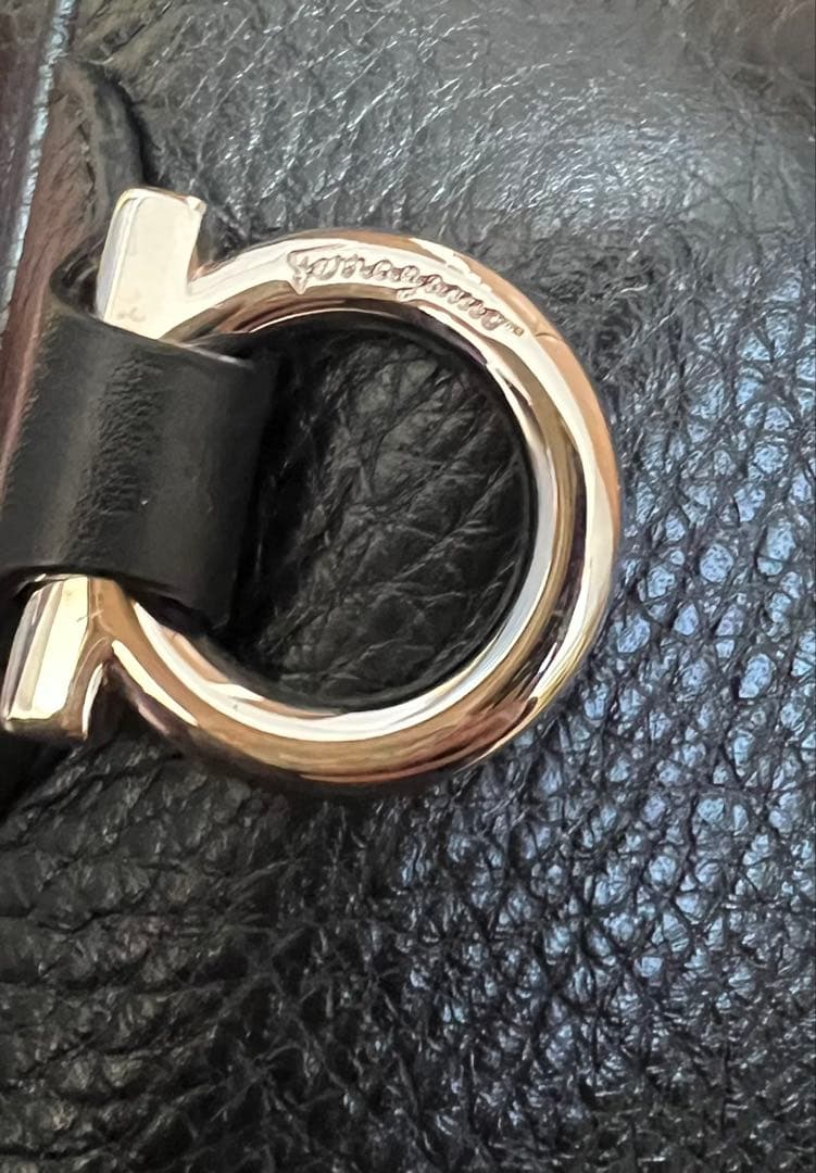 サルヴァトーレフェラガモ　ブラックレザー ハンドバッグ