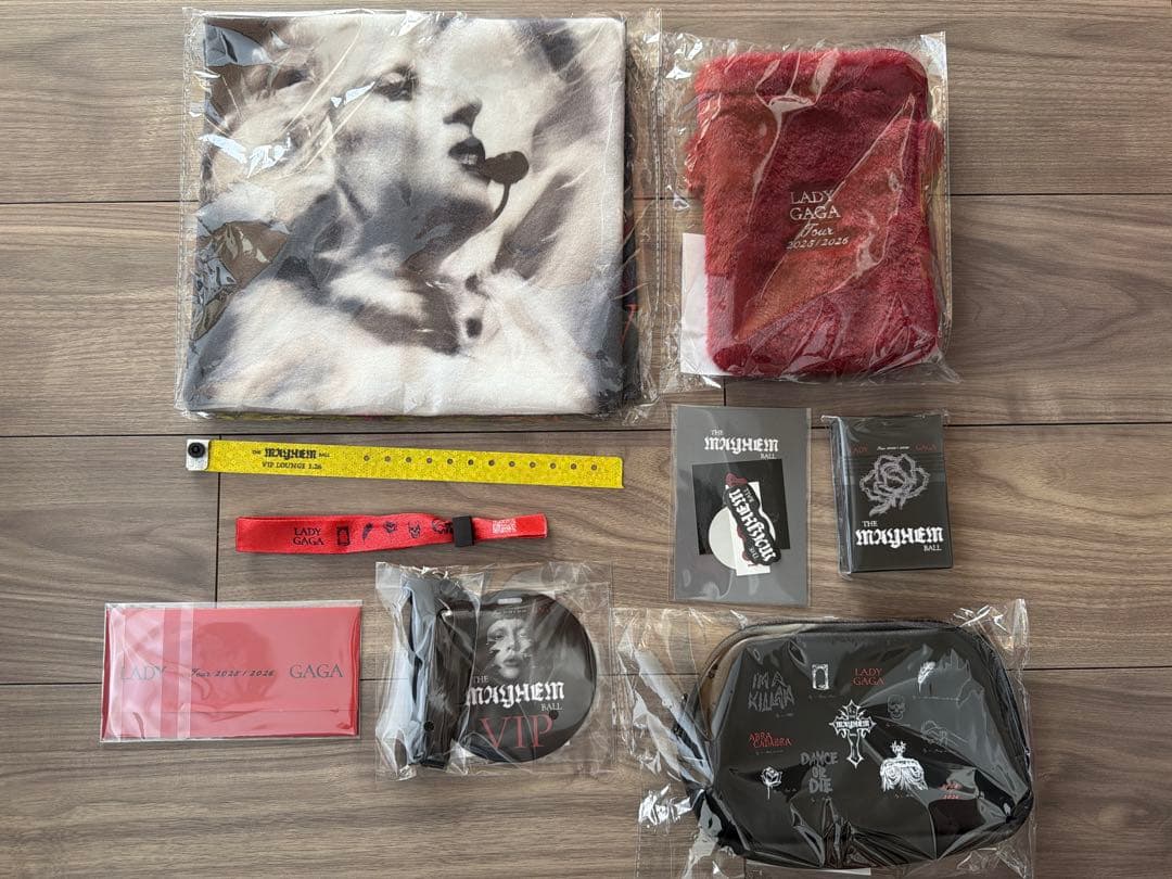 Lady Gaga The MAYHEM VIP BALL GOLDグッズ - メルカリ