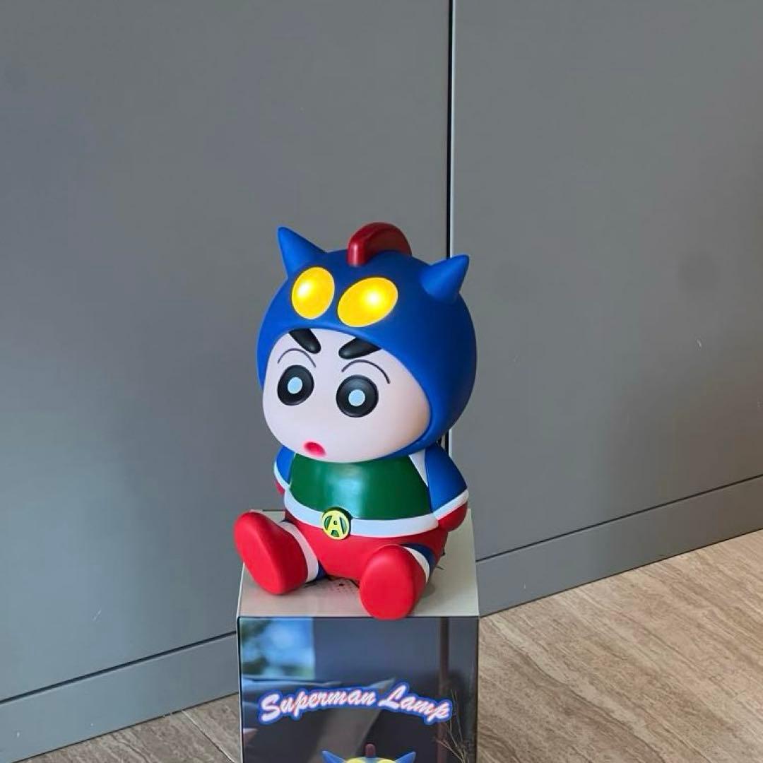 クレヨンしんち目の周りをタップすると光ります。