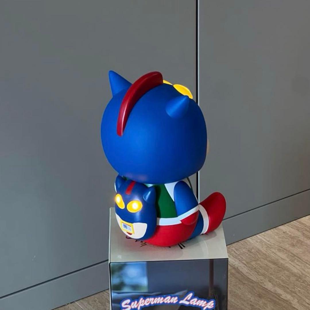 クレヨンしんち目の周りをタップすると光ります。