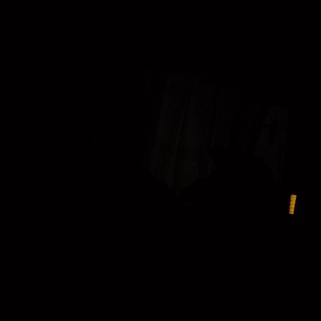 暗い色の光点があるピンバッジ